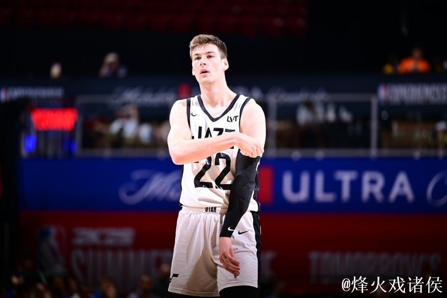 菲利波夫斯基末节狂砍14分,爵士最后1分钟以9-0攻击波反超独行侠1分。 菲利波夫斯基末节狂砍14分,爵士最后1分钟以9-0攻击波反超独行侠1分。